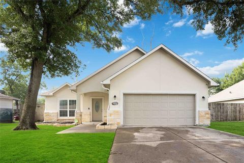 Single Family Residence in Houston TX 5950 Southwind Street.jpg