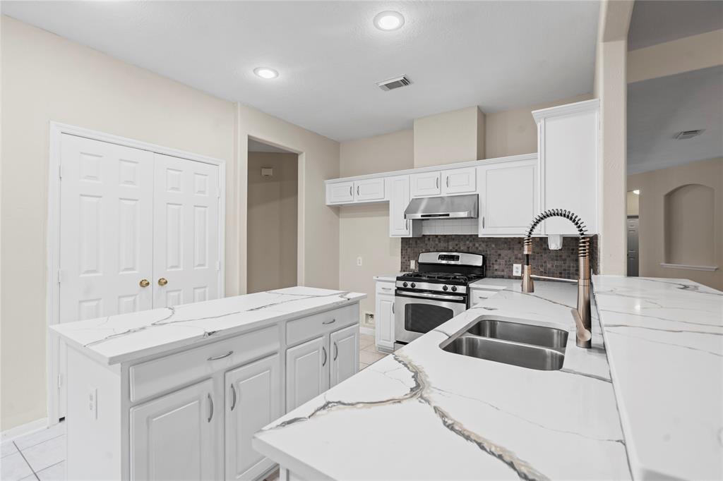 1130 Foxland Chase Street, Sugar Land, Texas image 8