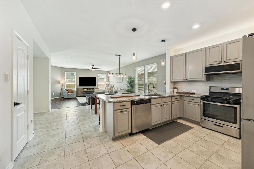 7223 Bakersfield Court, Rosharon, Texas image 3