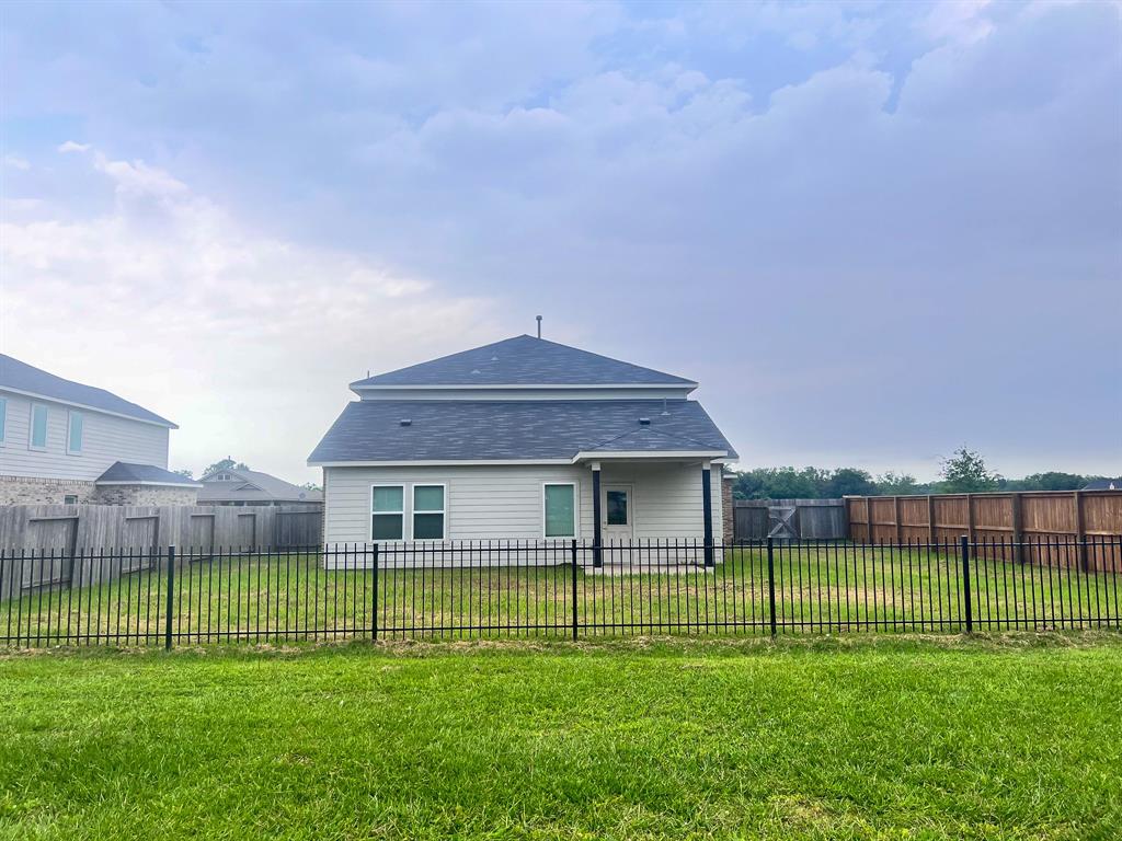 521 Green Meadows Drive, West Columbia, Texas image 10