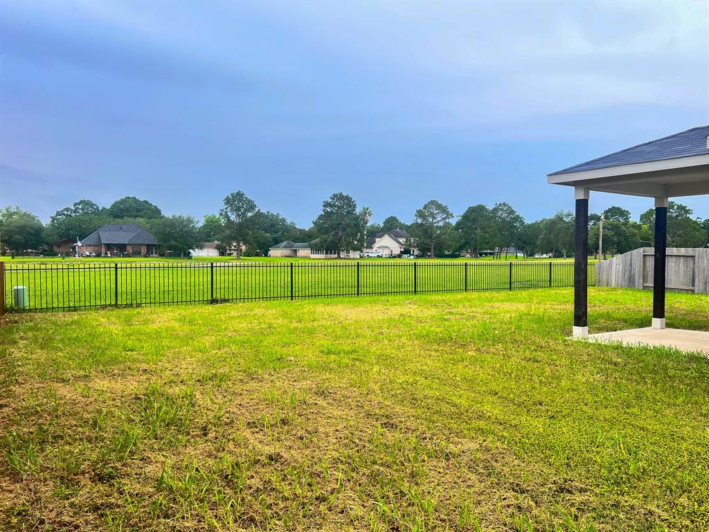 521 Green Meadows Drive, West Columbia, Texas image 8