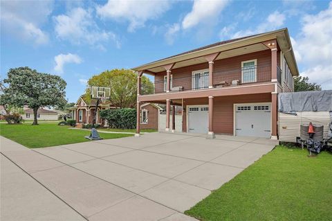 A home in South Houston