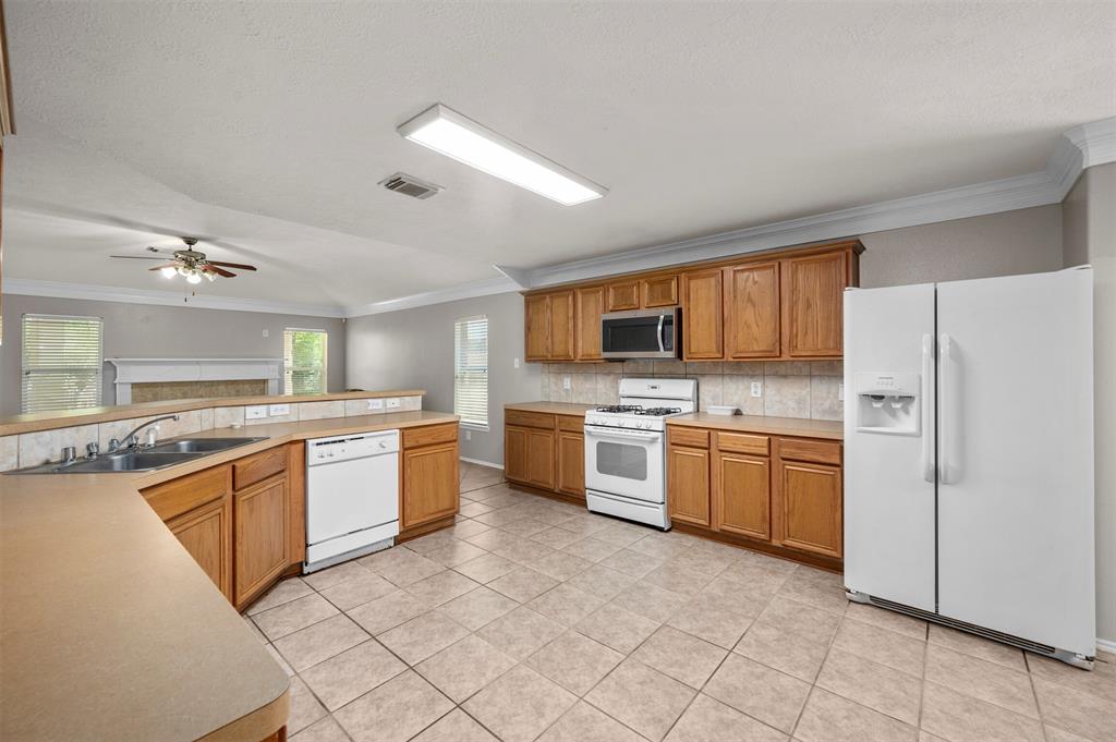 8014 Blackcherry Lane, Baytown, Texas image 10