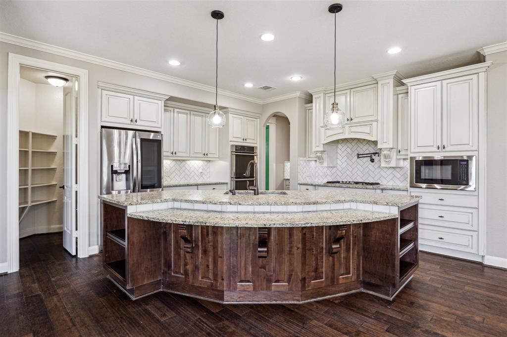 2401 Lake Shadows Lane, Friendswood, Texas image 11