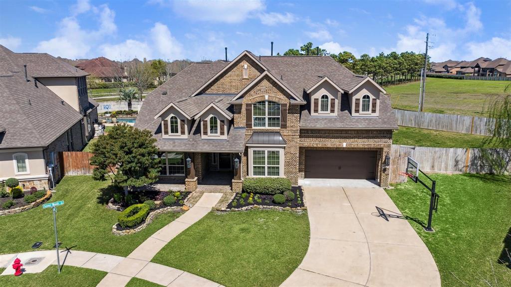 2401 Lake Shadows Lane, Friendswood, Texas image 1