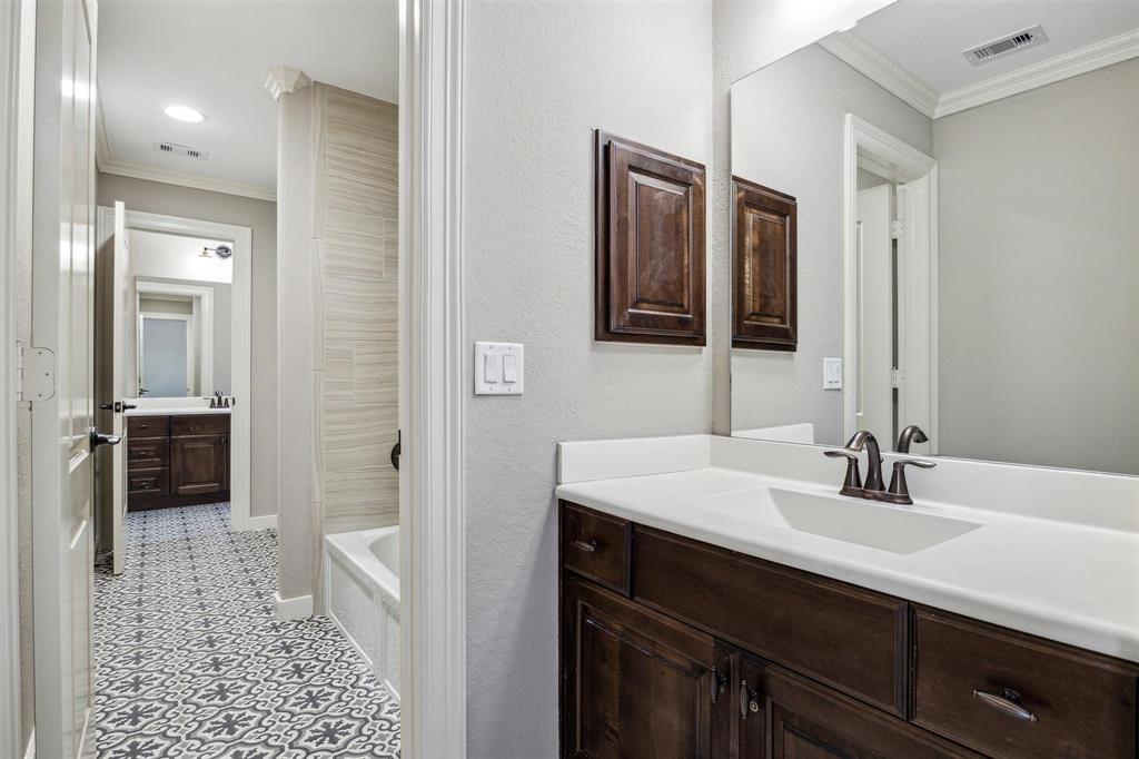 2401 Lake Shadows Lane, Friendswood, Texas image 37