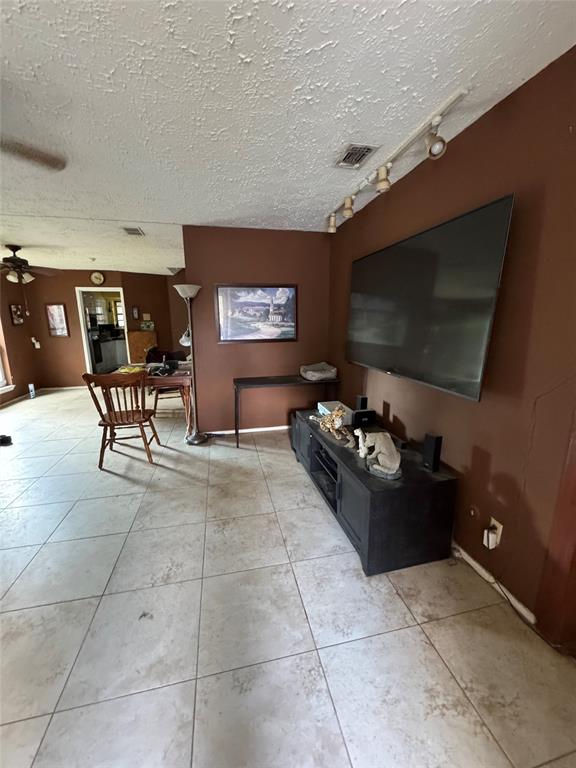 4307 Apache Meadow Drive, Katy, Texas image 2