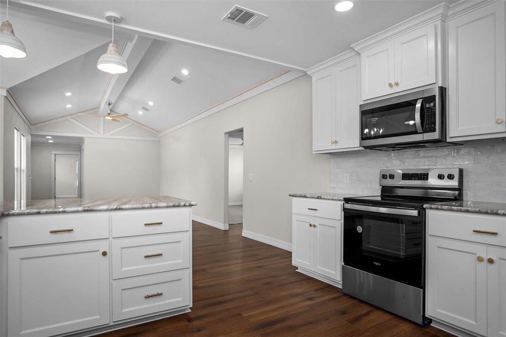 809 E Bowie Avenue, Crockett, Texas image 6