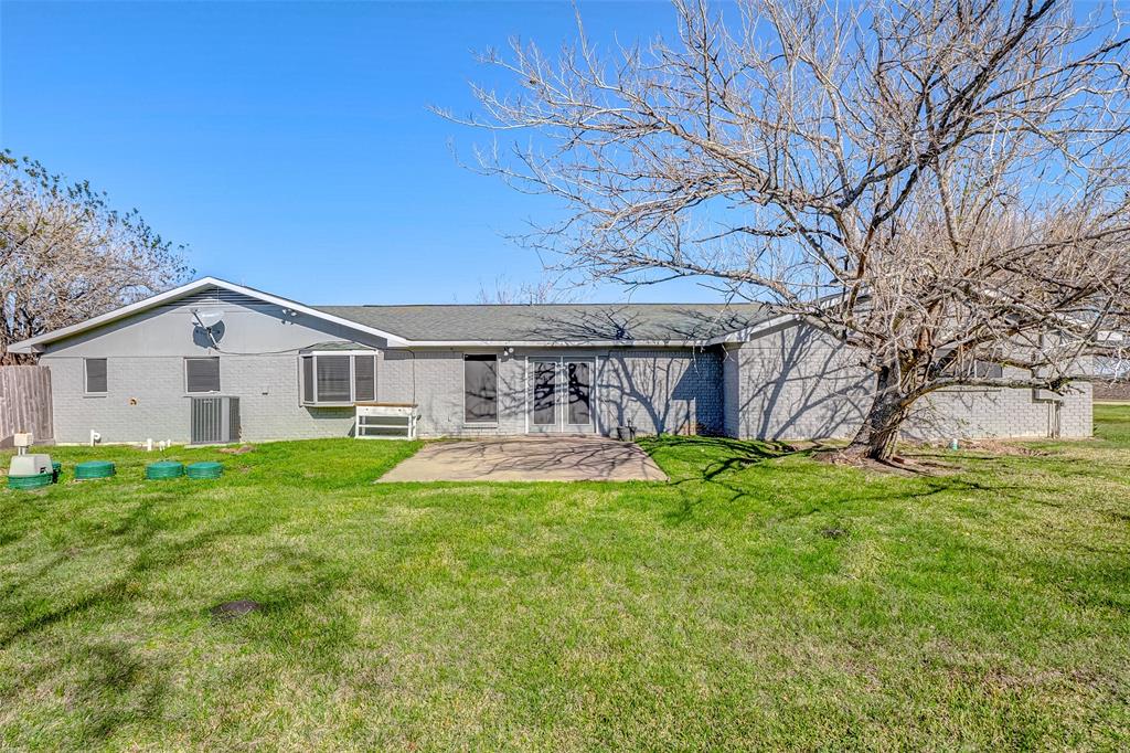 11915 Svoboda Road, Wallis, Texas image 2