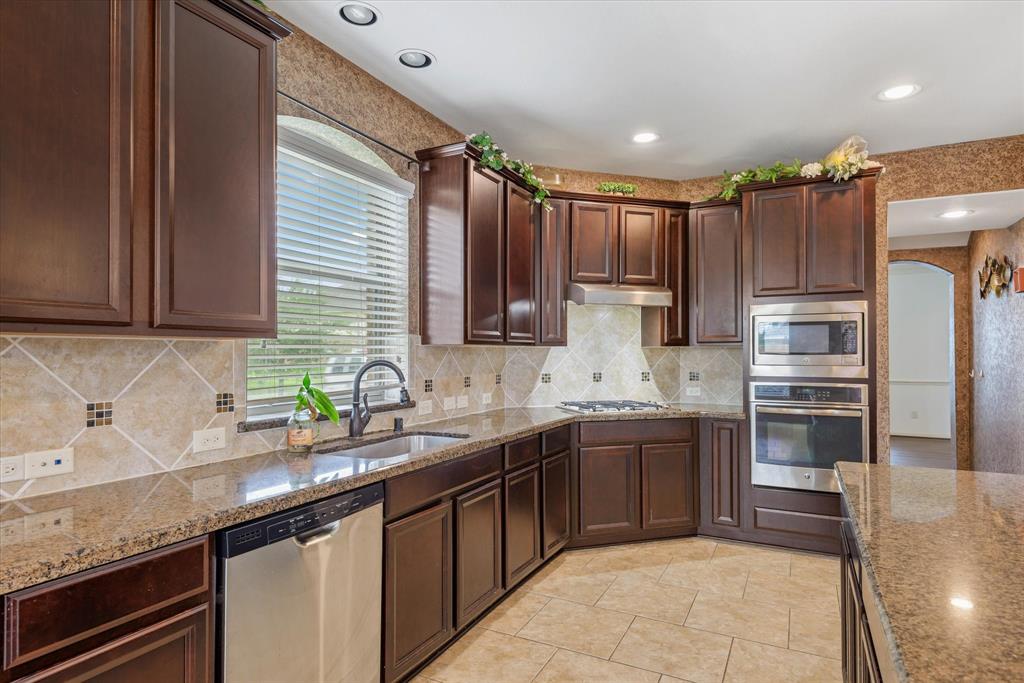 9431 Copper Cove Lane, Rosharon, Texas image 13
