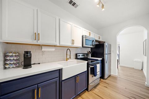 Quadruplex in Houston TX 3901 Dallas Street 17.jpg