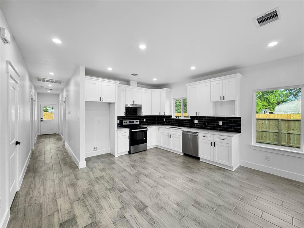 318 E Republic Avenue, Baytown, Texas image 6