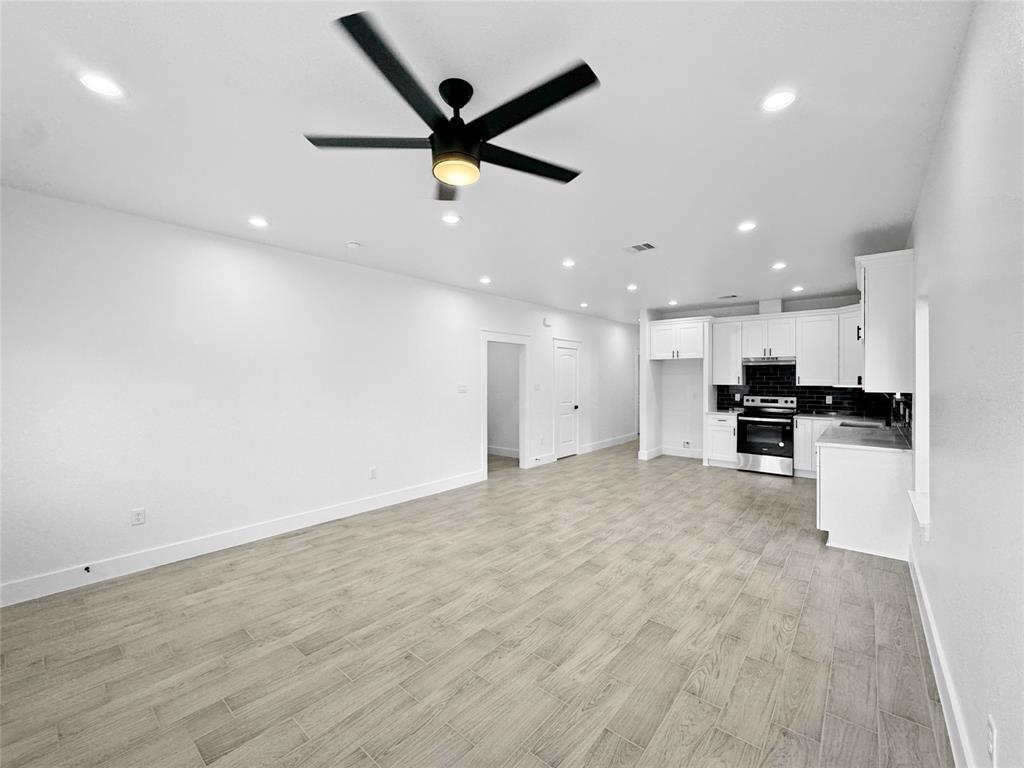 318 E Republic Avenue, Baytown, Texas image 7