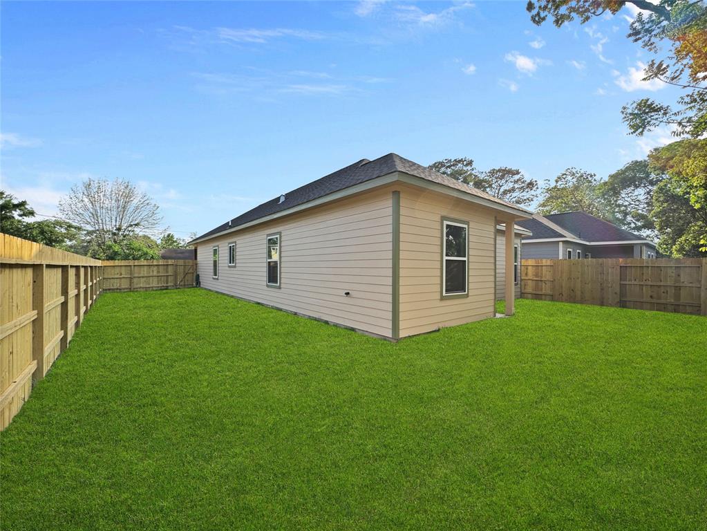 318 E Republic Avenue, Baytown, Texas image 22