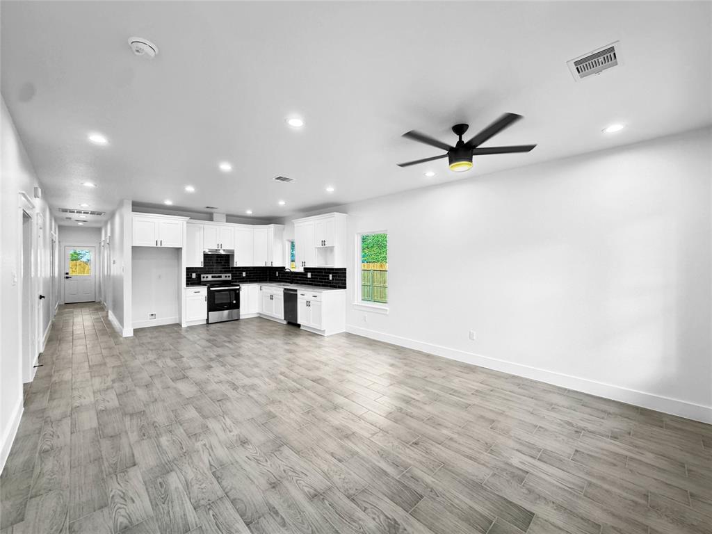 318 E Republic Avenue, Baytown, Texas image 8