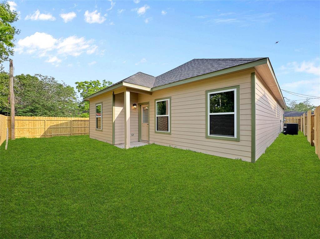 318 E Republic Avenue, Baytown, Texas image 23