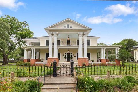 Photo of 401 N Walnut Avenue, Eagle Lake, TX 77434 (MLS # 21062795) Photo of 401 N Walnut Avenue, Eagle Lake, TX 77434 (MLS # 21062795)