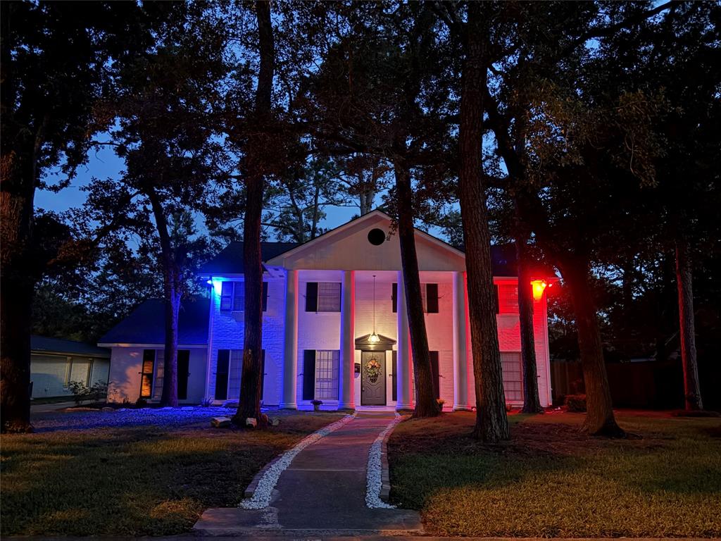 215 Whispering Oaks Drive, Taylor Lake Village, Texas image 2