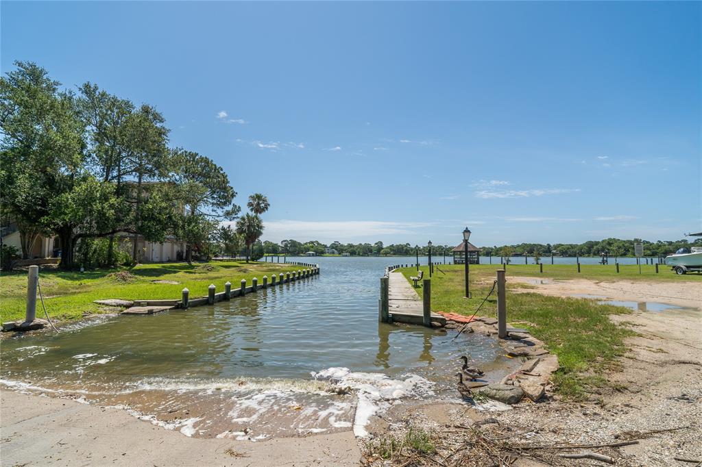 215 Whispering Oaks Drive, Taylor Lake Village, Texas image 43