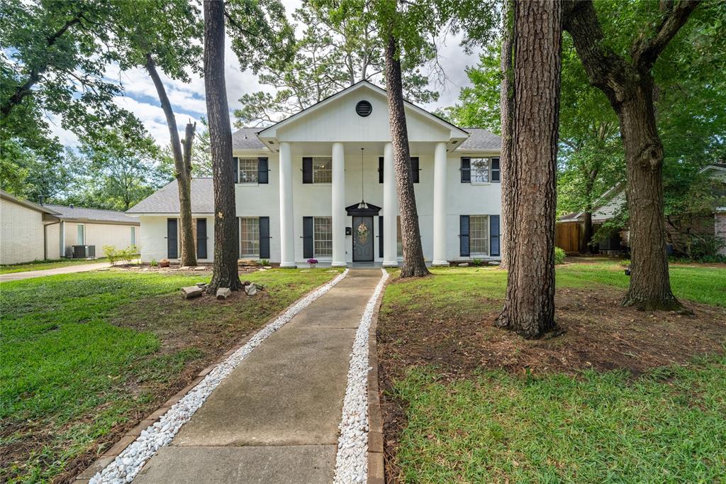 215 Whispering Oaks Drive, Taylor Lake Village, Texas image 1