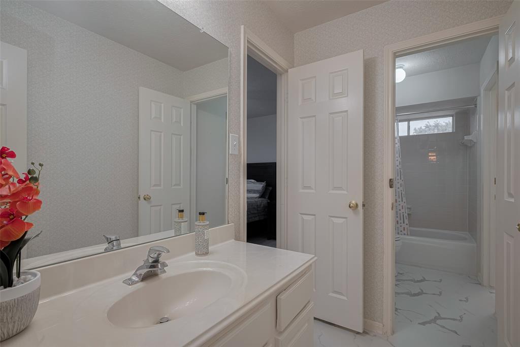 11943 Natural Bridges Lane, Sugar Land, Texas image 32