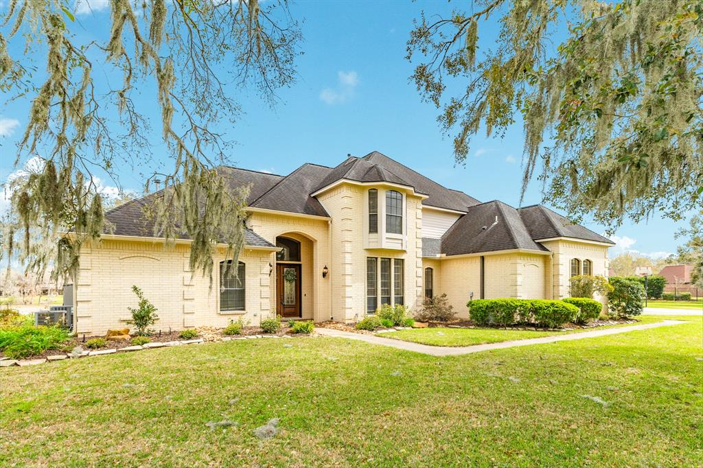 56 Cherrywood Court, Lake Jackson, Texas image 1