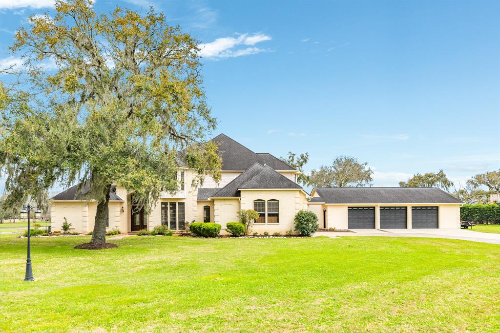 56 Cherrywood Court, Lake Jackson, Texas image 3