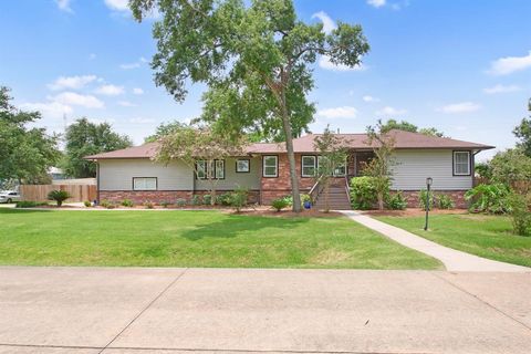 Single Family Residence in Shoreacres TX 530 Oakdale Street.jpg