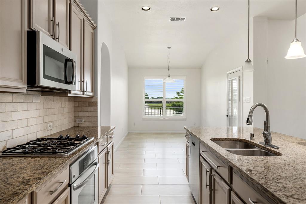 2107 Pearl Bay Court, Pearland, Texas image 16
