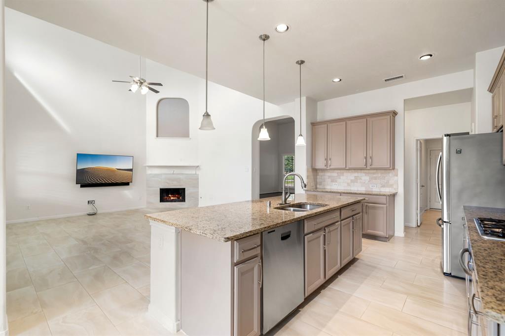 2107 Pearl Bay Court, Pearland, Texas image 14