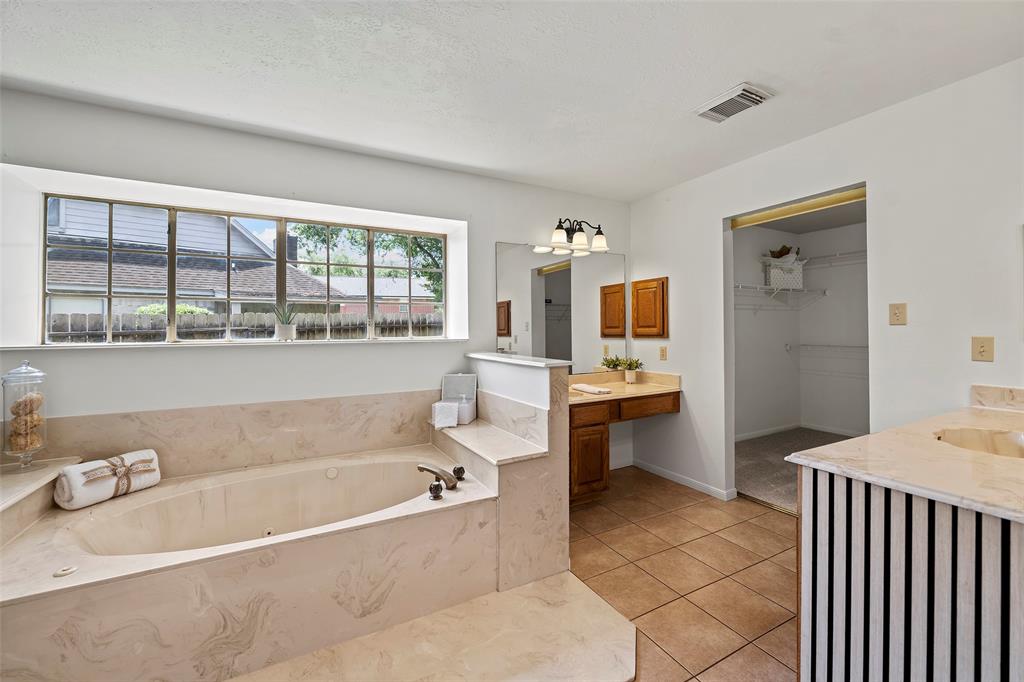 10255 Crooks Way Court, Houston, Texas image 14