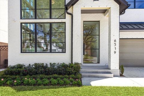 A home in West University Place