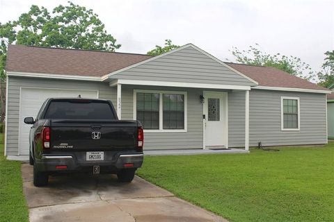 Single Family Residence in Freeport TX 822 10th Street.jpg