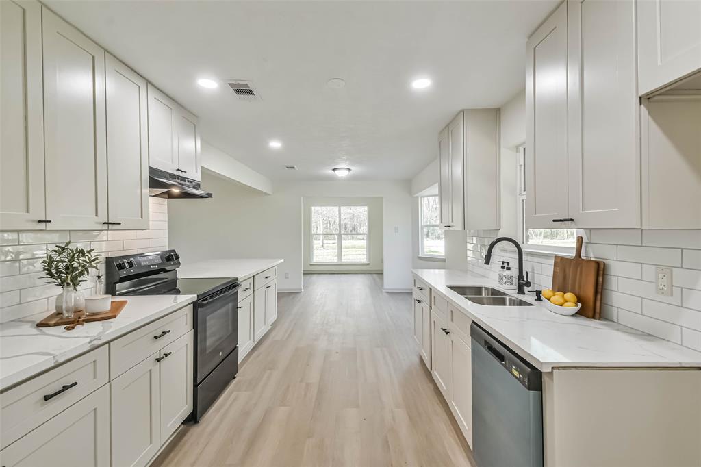 3402 Silver Chalice Drive, New Caney, Texas image 1
