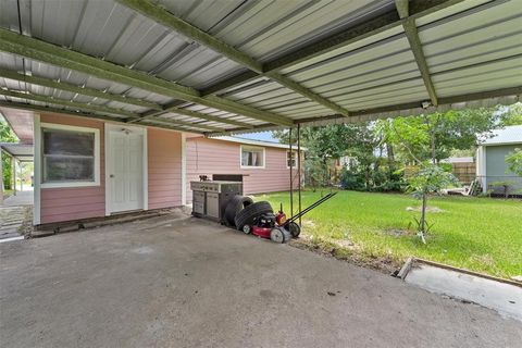 A home in South Houston