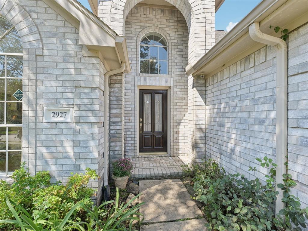 2927 Regata Run Drive, Friendswood, Texas image 2