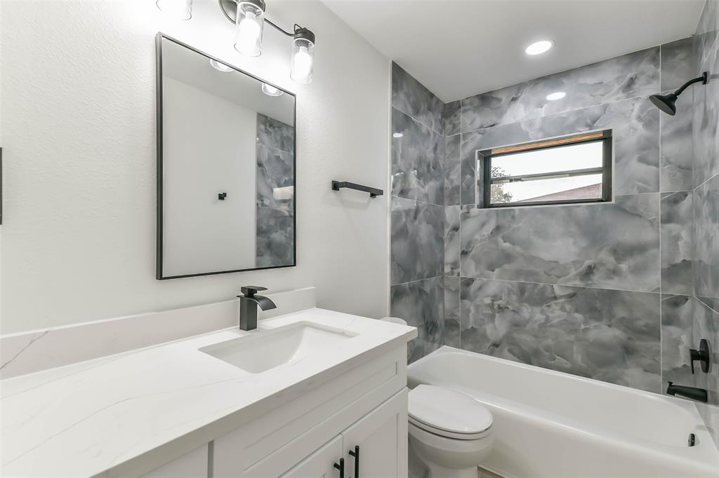 8102 Dellanera Drive, Hitchcock, Texas image 30