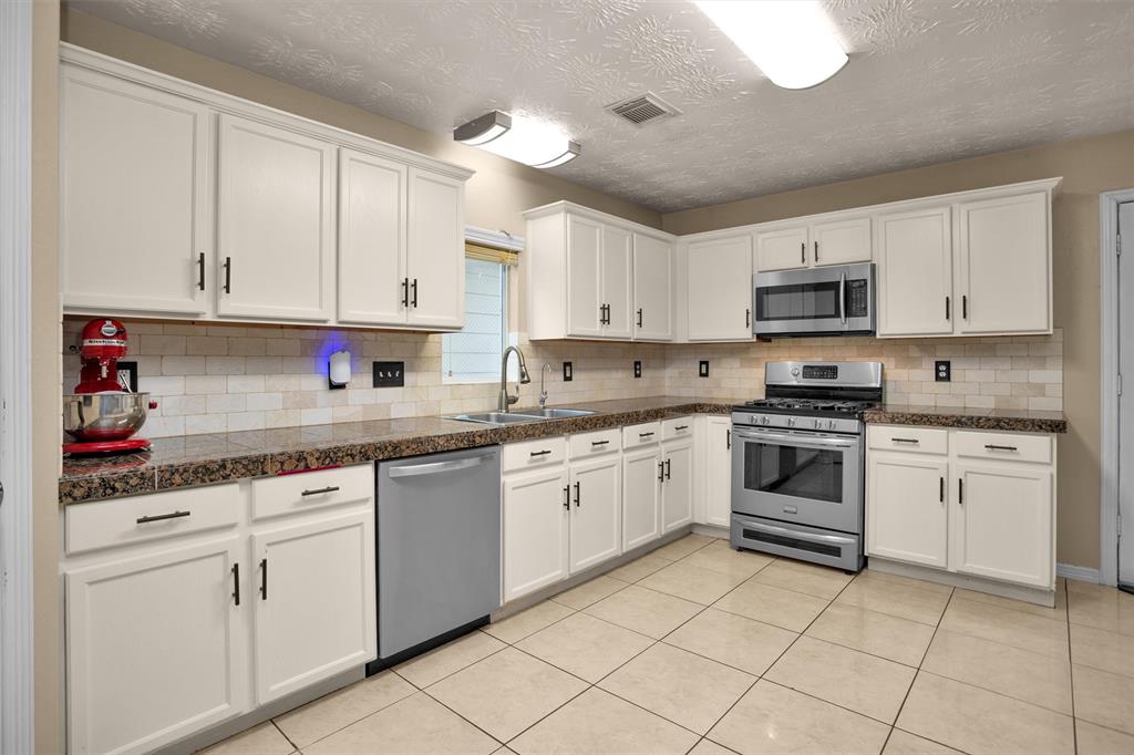 5009 Deerpath Drive, Conroe, Texas image 12