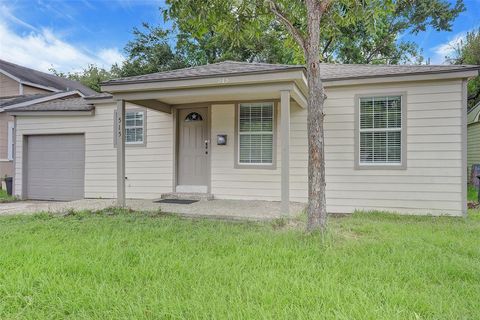 Photo of 515 Main Street, Pasadena, TX 77506 (MLS # 81421652)
