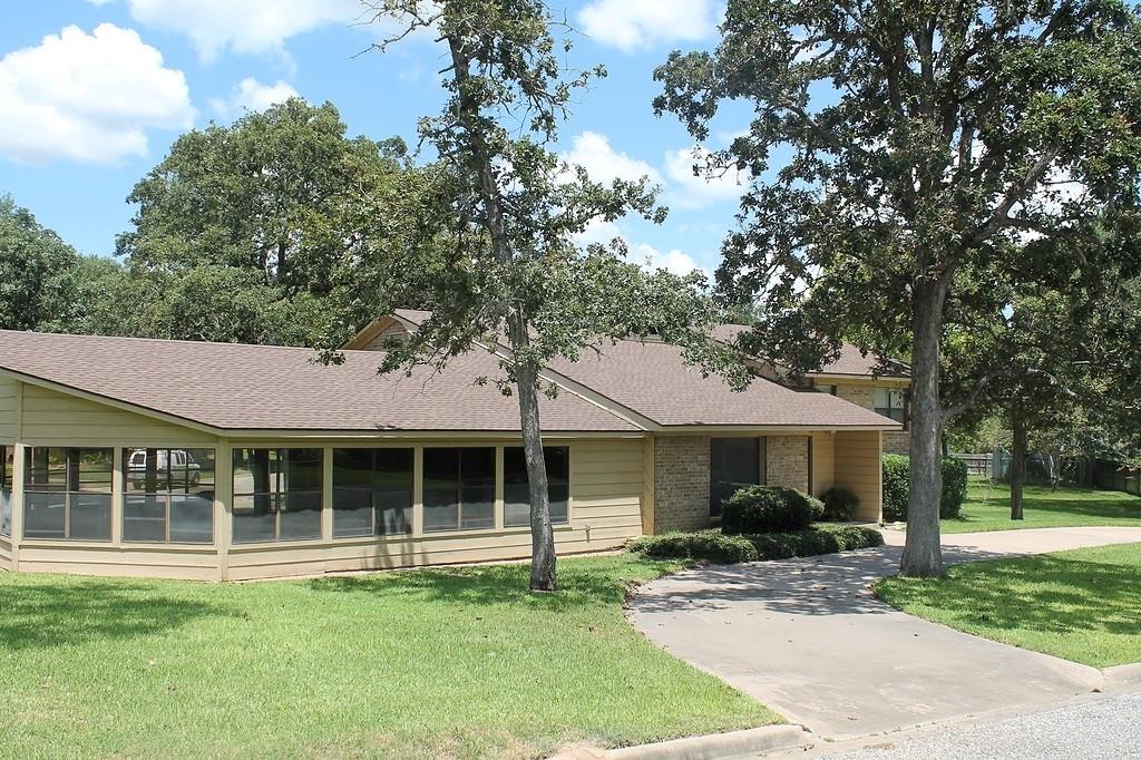 214 Briarwood Drive, Bellville, Texas image 2