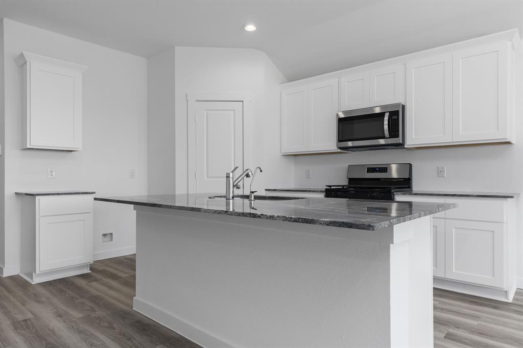 417 Amy Street, Angleton, Texas image 2