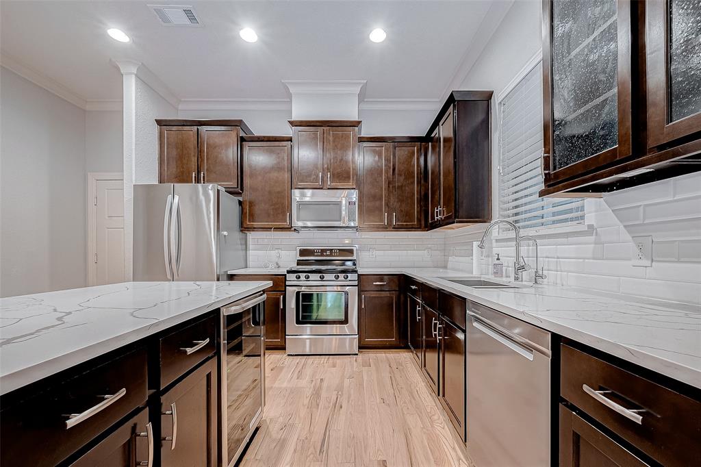 Houston, Texas 77008, United States, 3 Bedrooms Bedrooms, ,3 BathroomsBathrooms,Residential,Pending,14386