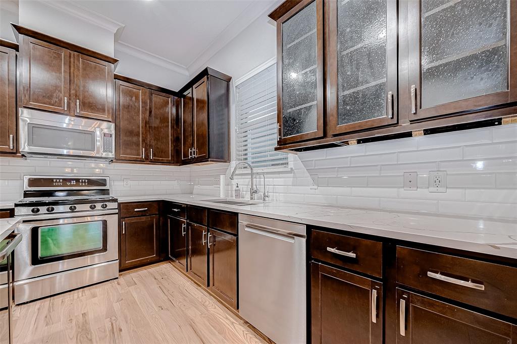 Houston, Texas 77008, United States, 3 Bedrooms Bedrooms, ,3 BathroomsBathrooms,Residential,Pending,14386