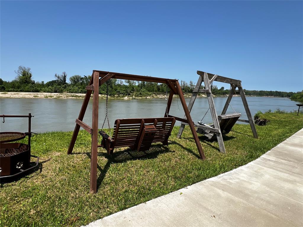 1074 W Taylor Lake Circle, Livingston, Texas image 4