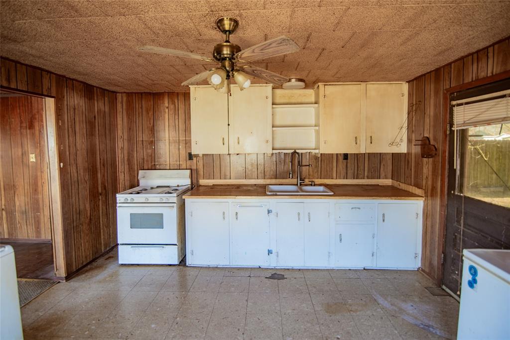 332 Avery Street, Clute, Texas image 3