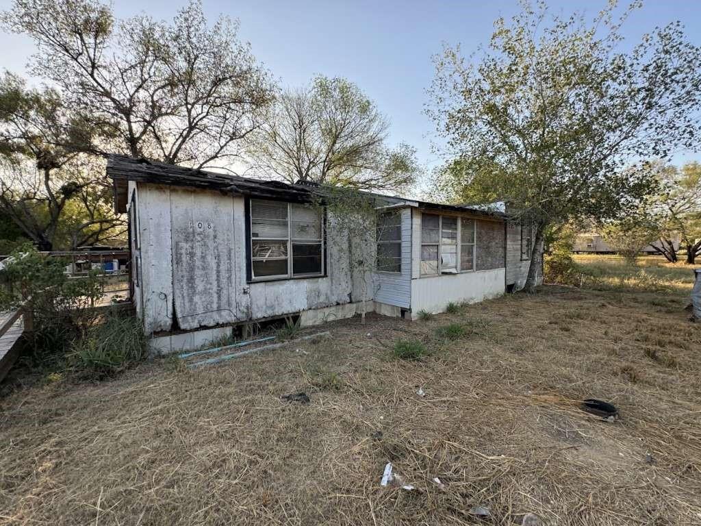 108 J Avenue, Christine, Texas image 7