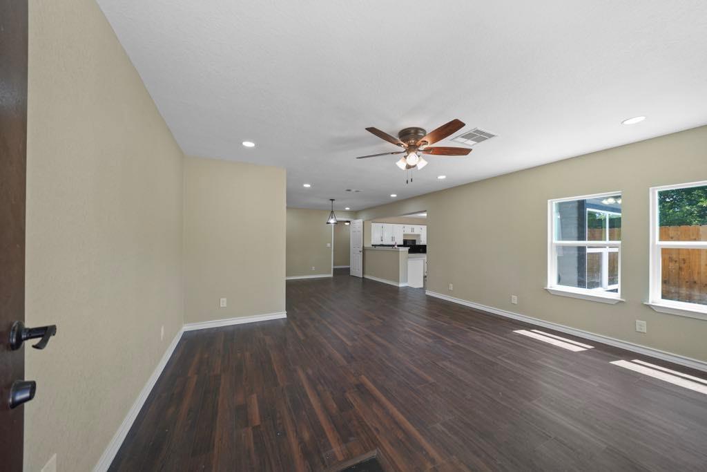 848 Nursery Street, Clute, Texas image 2