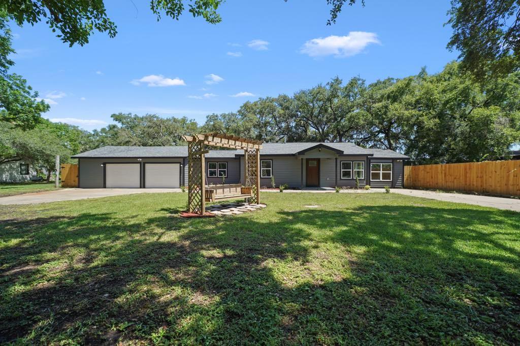 848 Nursery Street, Clute, Texas image 1
