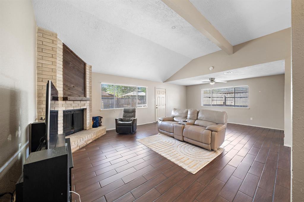 2318 Whitman Way Drive, Friendswood, Texas image 3