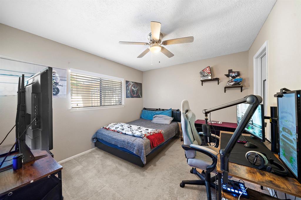 2318 Whitman Way Drive, Friendswood, Texas image 15